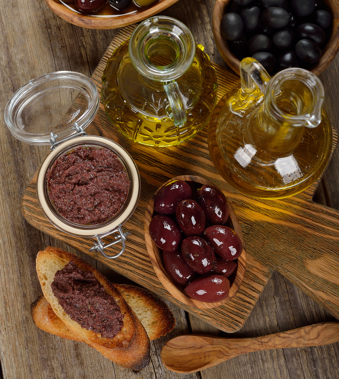paté olive ambientato con olive e olio di oliva