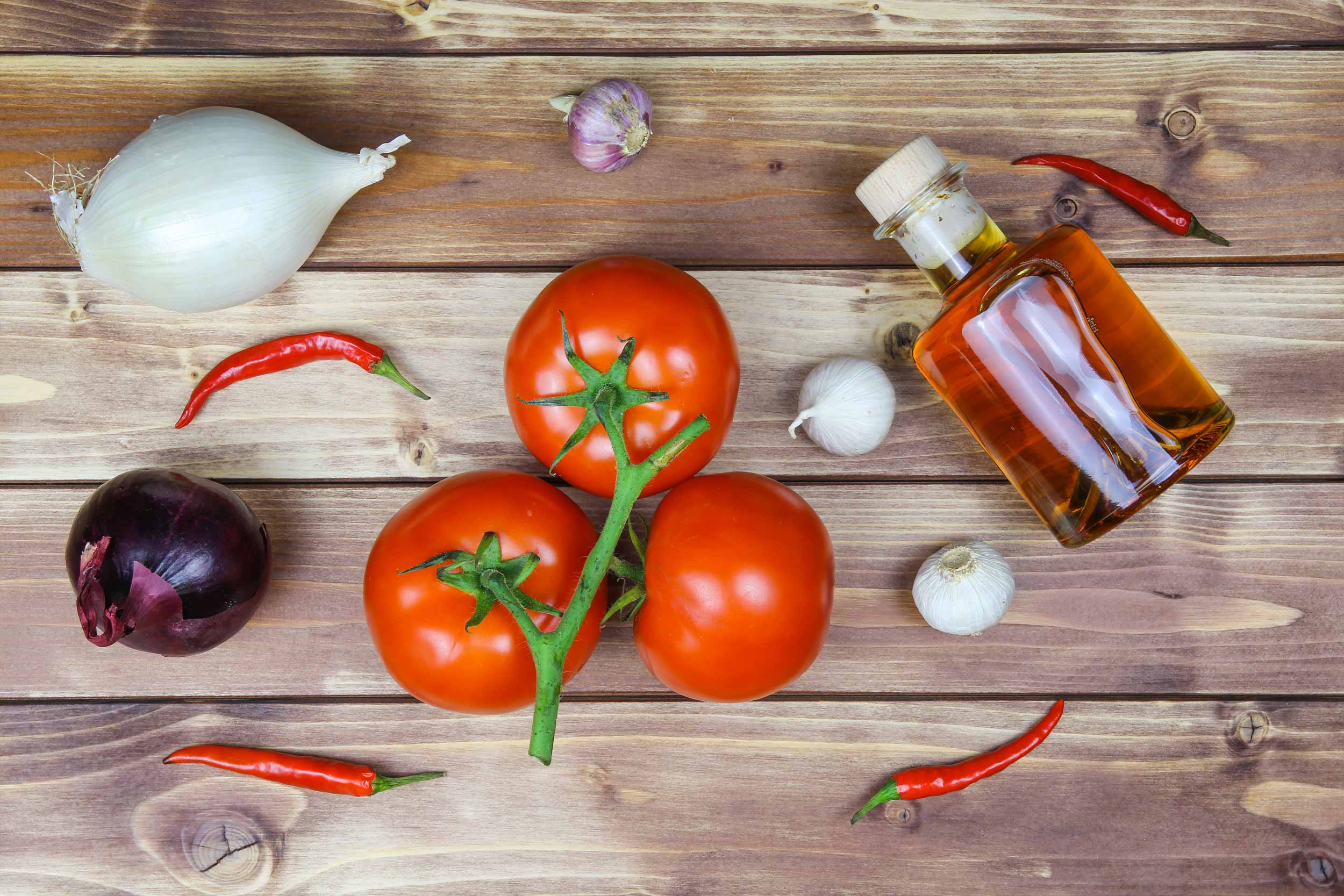 condimenti pomodori, olio d'oliva e peperoncini