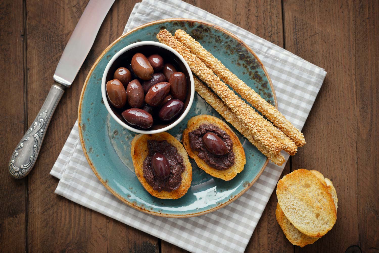 pane con patè di olive nere