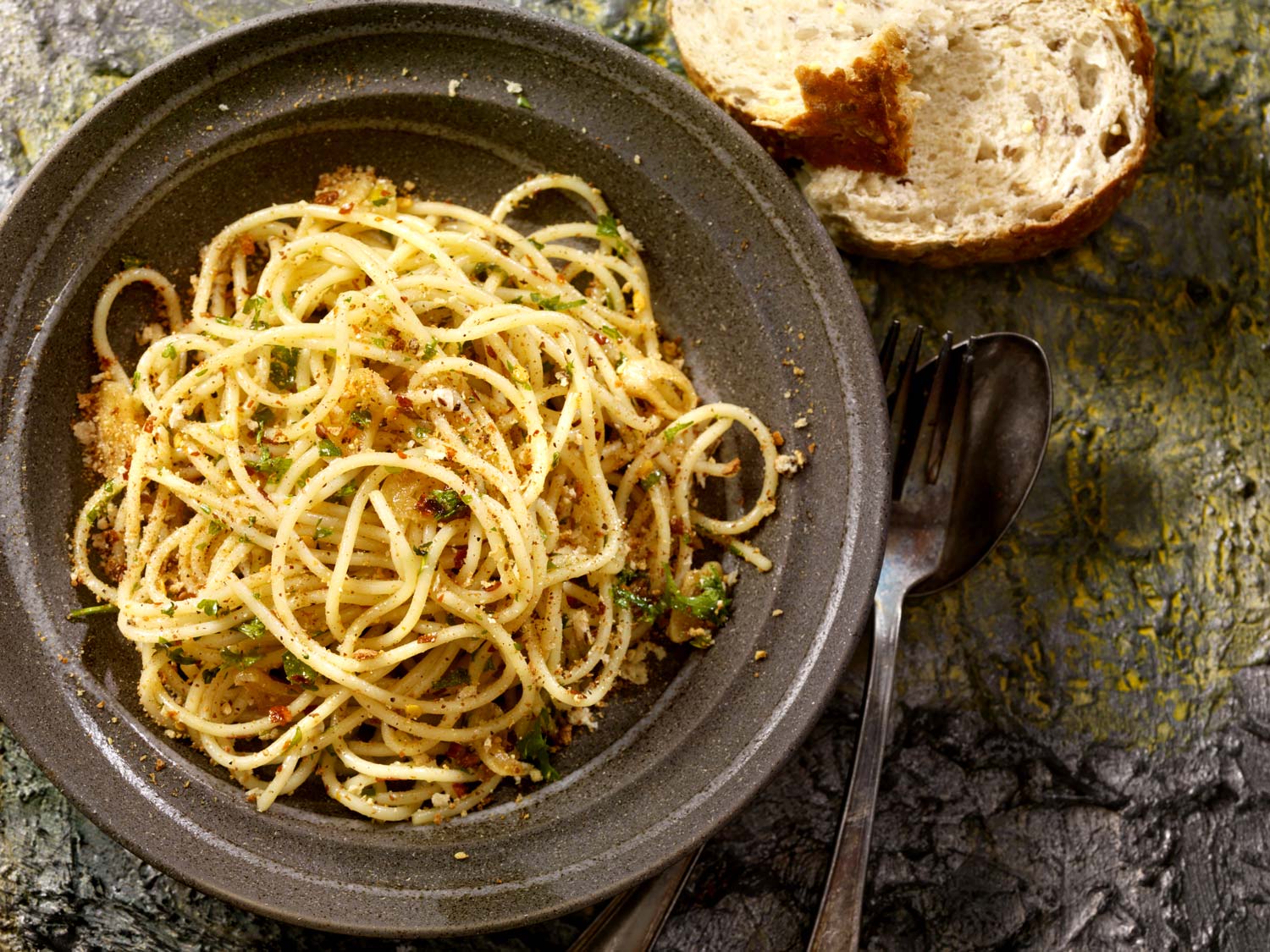 spaghetti con condimento aglio olio e peperoncino