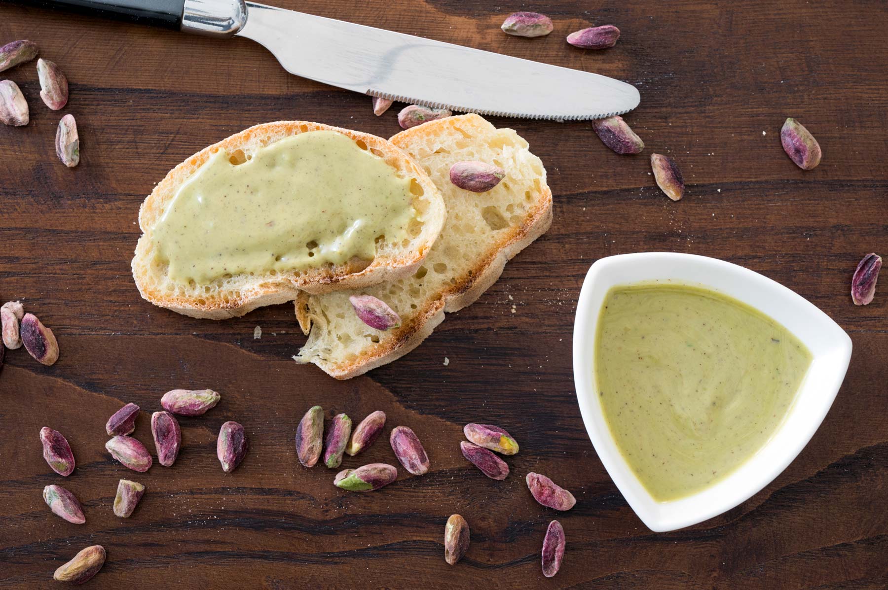 crema dolce di pistacchio Santoro su fetta di pane