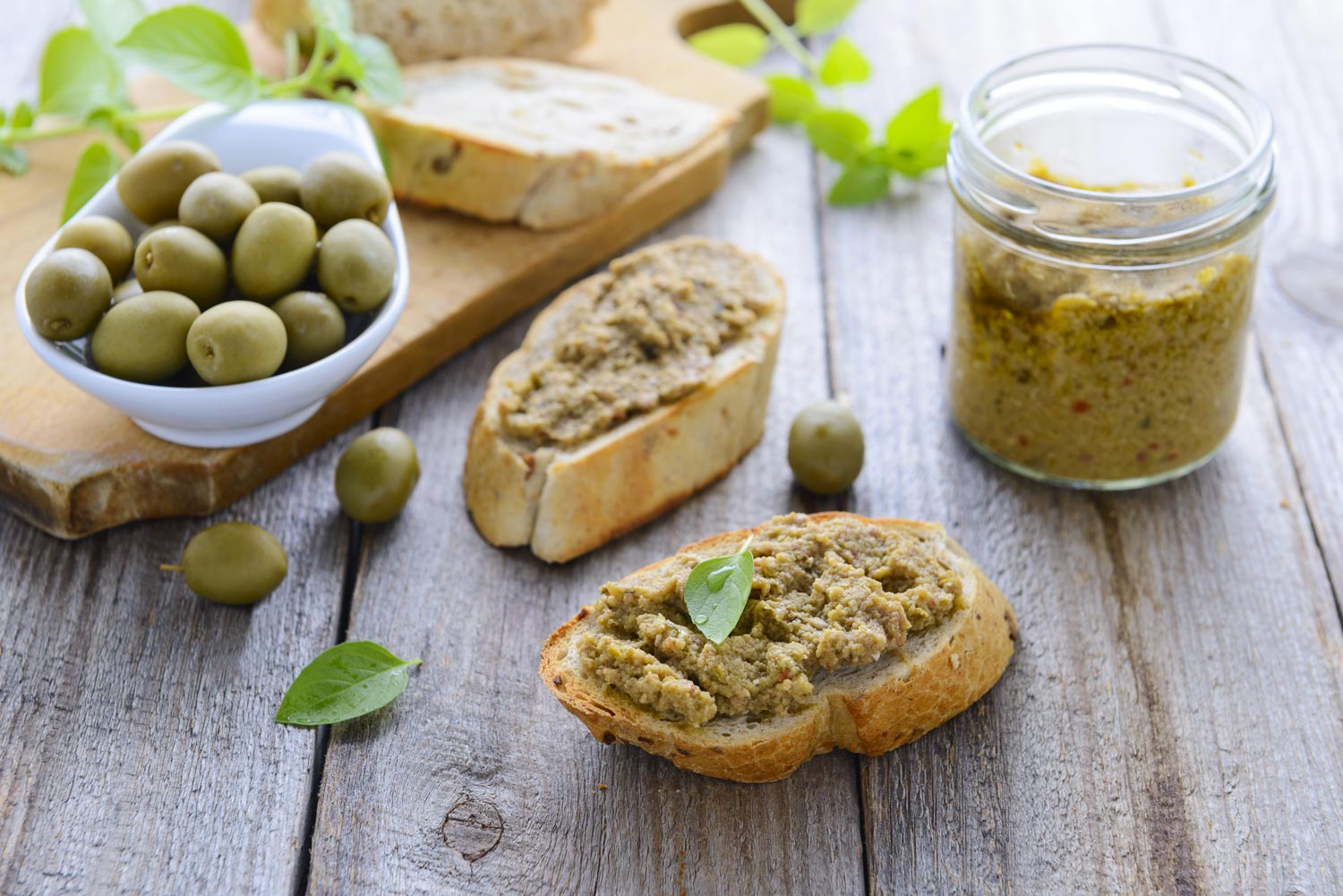 pate di olive verdi ambientato